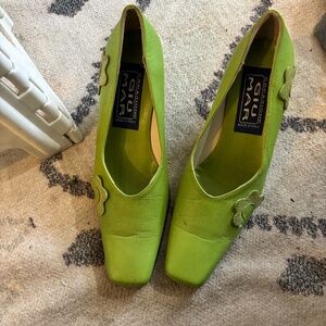 Vintage green leather flower heels ! SOOO CUTE AND PERFECT